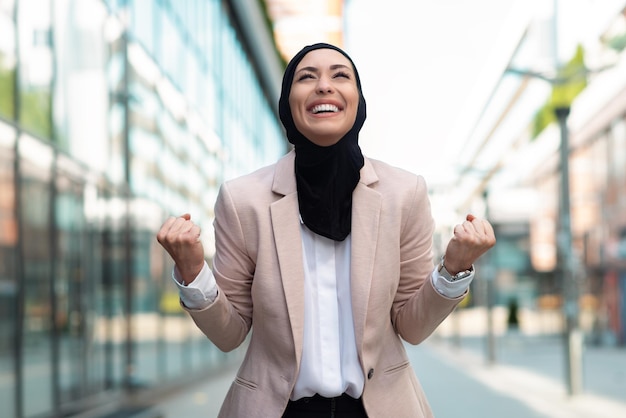 Ritratto di donna d'affari musulmana sorridente all'aperto