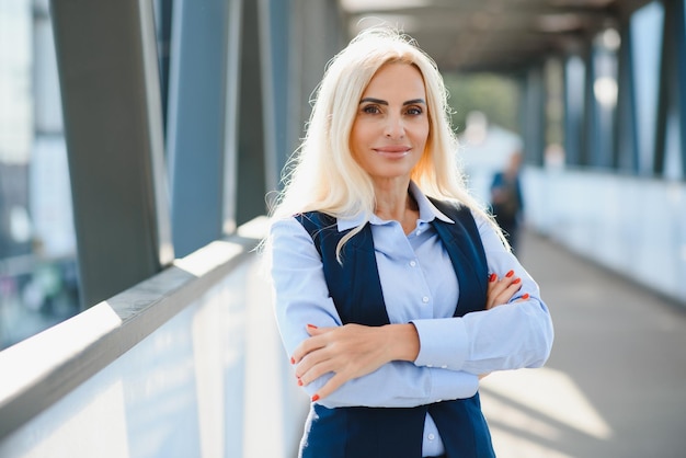 Ritratto di donna d&#39;affari sorridente all&#39;aperto