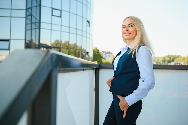 Ritratto di donna d&#39;affari sorridente all&#39;aperto