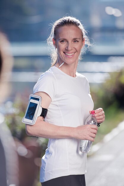 ritratto di donna da jogging prima di correre la mattina presto con l'alba sullo sfondo