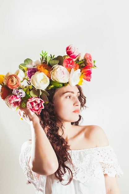 Ritratto di donna di bellezza con ghirlanda di fiori sulla testa