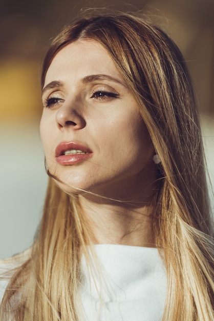 Ritratto di donna di moda sulla spiaggia