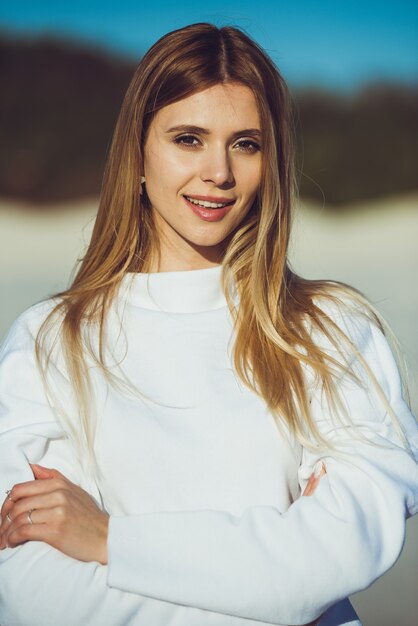 Ritratto di donna di moda sulla spiaggia