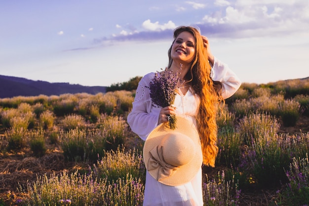 Ritratto di donna è in piedi tra le piantagioni di lavanda