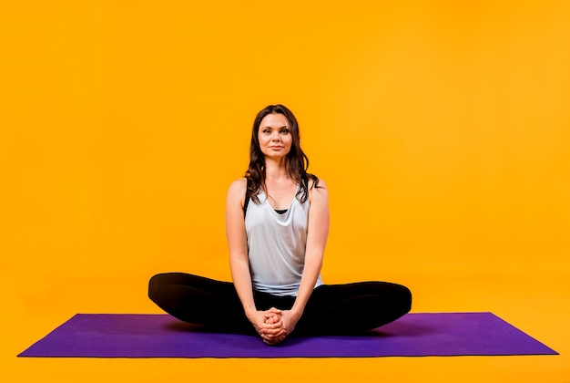 ritratto di donna esegue esercizi di yoga