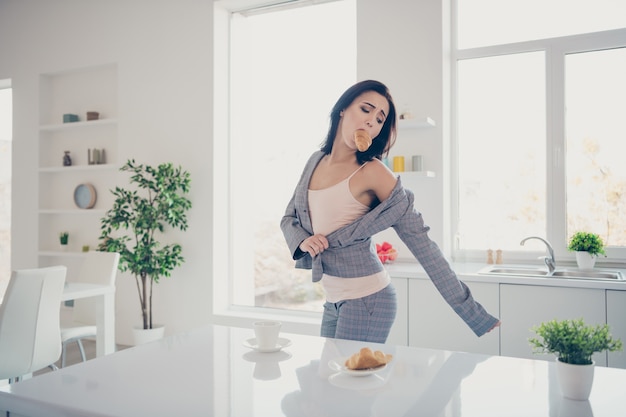 ritratto di donna fare colazione prima di andare a lavorare