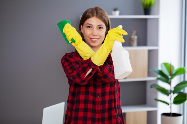 Ritratto di donna felice addetto alle pulizie con attrezzature per la pulizia in ufficio