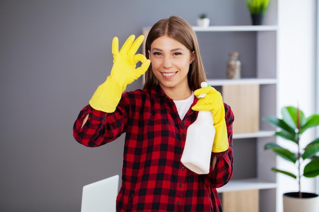 Ritratto di donna felice che pulisce l'ufficio moderno