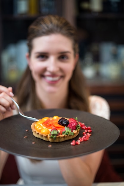 Ritratto di donna felice con crostata