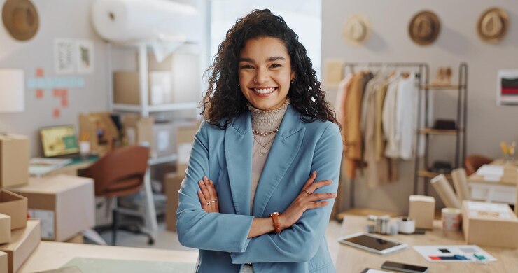 Foto ritratto di donna felice e professionista di piccole imprese in moda con le braccia incrociate per la gestione in boutique sorriso di persona femminile in fiducia o logistica per la catena di approvvigionamento in un negozio o negozio al dettaglio
