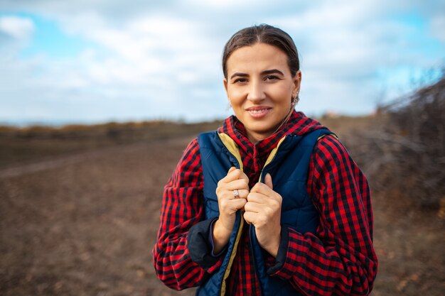 Ritratto di donna felice giovane agricoltore sopra campo sfocato.