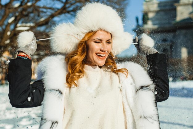 Ritratto di donna felice inverno all'aperto