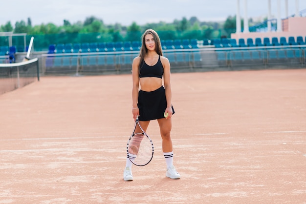 ritratto di donna giocando a tennis