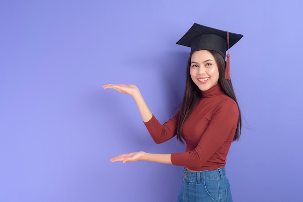 Ritratto di donna giovane studente universitario con tappo di laurea