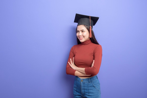 Ritratto di donna giovane studente universitario con tappo di laurea