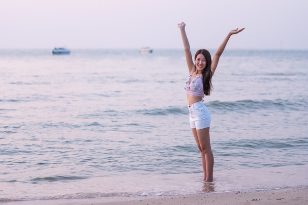 ritratto di donna godere sulla spiaggia del mare