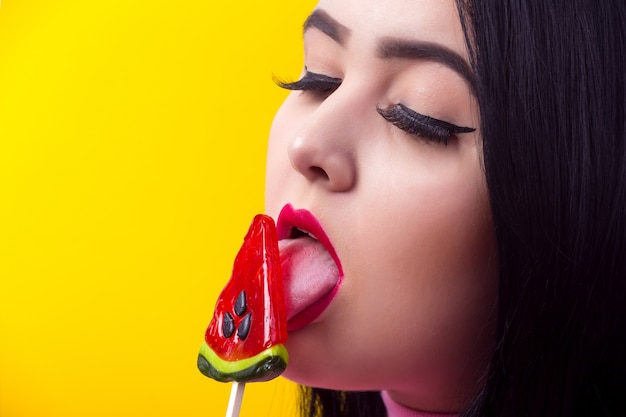 Ritratto di donna grassoccia con labbra rosse e lecca-lecca