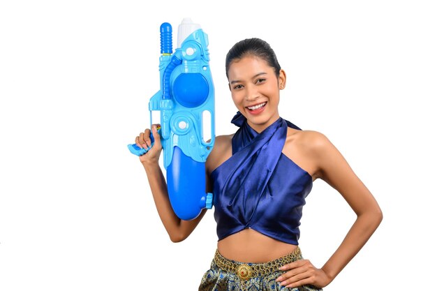 Ritratto di donna graziosa nel festival Songkran con pistola ad acqua