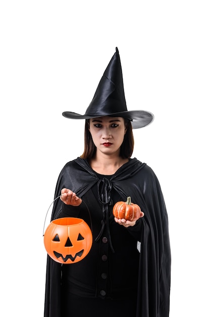 Ritratto di donna in nero spaventoso strega halloween costume in piedi con cappello isolato bianco
