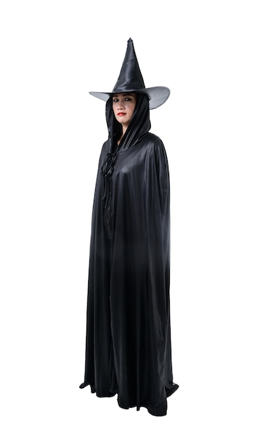 Ritratto di donna in nero spaventoso strega halloween costume in piedi con cappello isolato