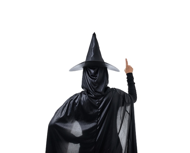 Ritratto di donna in nero spaventoso strega halloween costume in piedi con cappello isolato