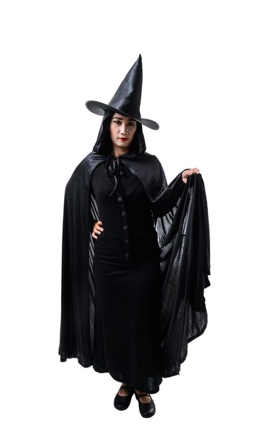 Ritratto di donna in nero spaventoso strega halloween costume in piedi con cappello isolato