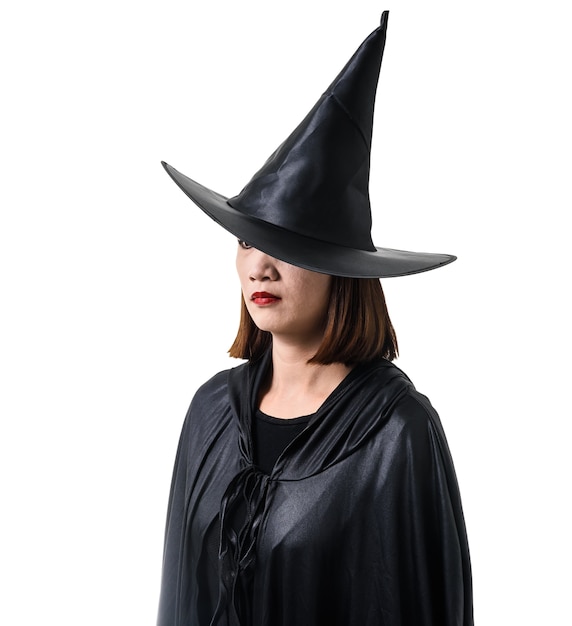 Ritratto di donna in nero spaventoso strega halloween costume in piedi con cappello