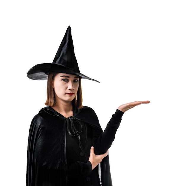 Ritratto di donna in nero spaventoso strega halloween costume in piedi con cappello