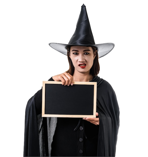 Ritratto di donna in nero spaventoso strega halloween costume in piedi con cappello