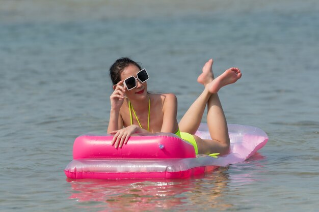 Ritratto di donna in posa all'aperto sulla spiaggia del mare