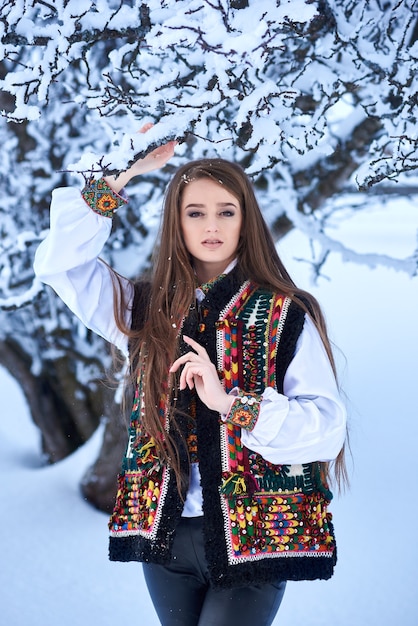 Ritratto di donna in una giornata invernale su sfondo di paesaggio innevato