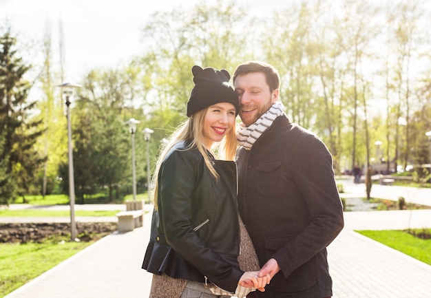 Ritratto di donna incinta felice e suo marito nel parco