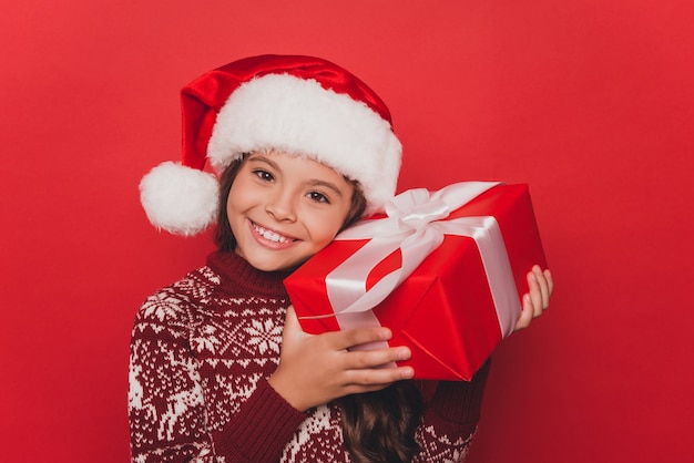 Ritratto di donna indossare costume tradizionale a maglia celebrazione della vigilia di Natale isolato