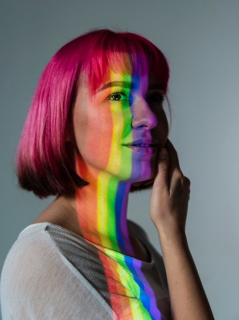 Ritratto di donna lgbt con simbolo arcobaleno