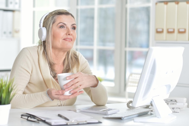 Ritratto di donna matura che utilizza il computer in ufficio