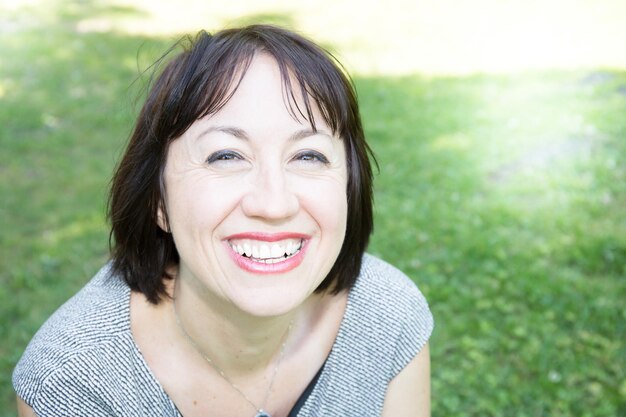 Ritratto di donna matura sorridente serena in giardino