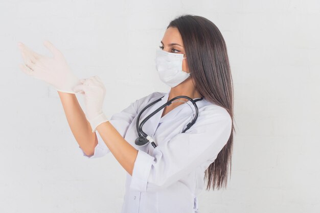 Ritratto di donna medico al corridoio dell'ospedale azienda tablet computer guardando sorridente della fotocamera