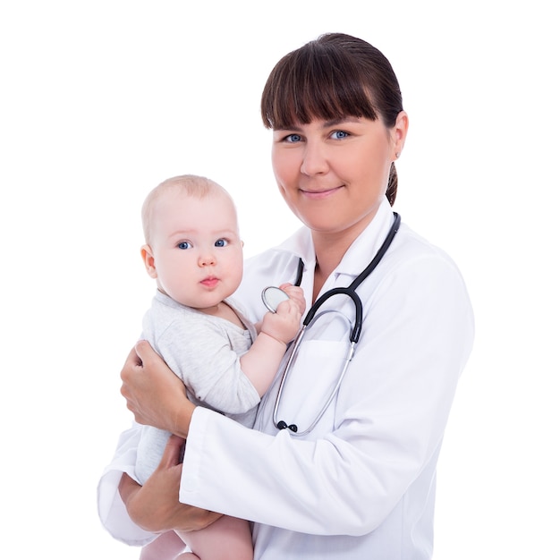 Ritratto di donna medico pediatra con piccolo bambino paziente isolato su sfondo bianco