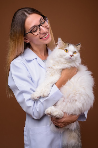 Ritratto di donna medico veterinario azienda gatto persiano