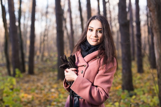 Ritratto di donna moda giovane all'aperto in autunno