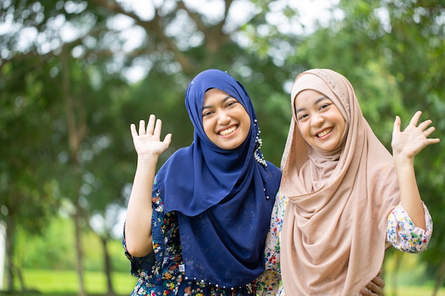 Ritratto di donna musulmana asiatica nel giardino