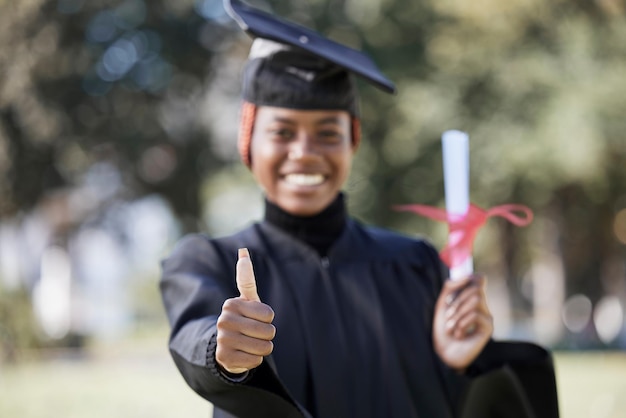 Ritratto di donna nera e pollice in alto per la laurea all'università e successo con certificato Ragazza afroamericana e mano per il raggiungimento degli obiettivi e laurea per l'istruzione sorriso e laurea