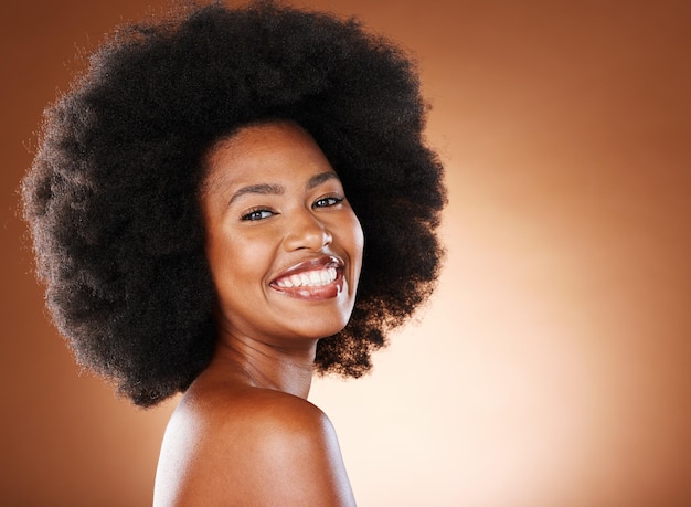 Ritratto di donna nera modello di bellezza e cura dei capelli con cosmetici acconciatura afro empowerment e felice modello nigeriano Volto di felice ragazza africana orgogliosa e cura della pelle sana bagliore in uno studio