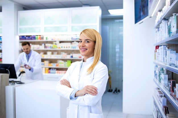 Ritratto di donna professionista farmacista orgogliosamente in piedi in farmacia o in farmacia.