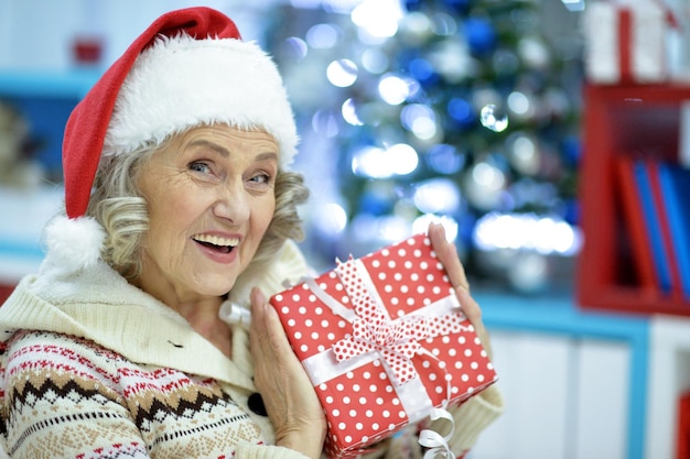 Ritratto di donna senior con regalo di Natale