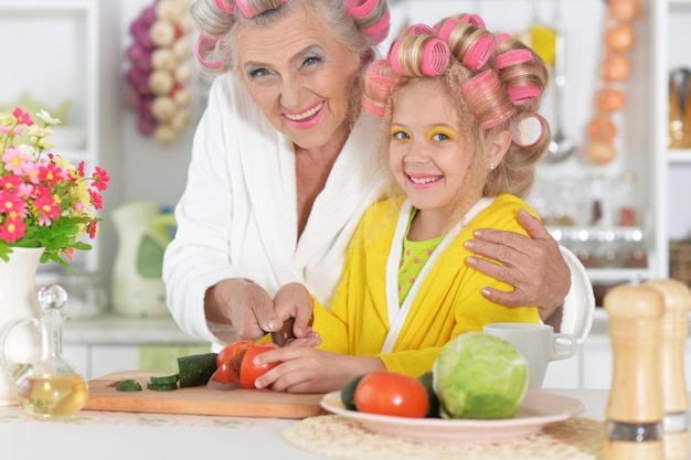 Ritratto di donna senior e nipote in cucina