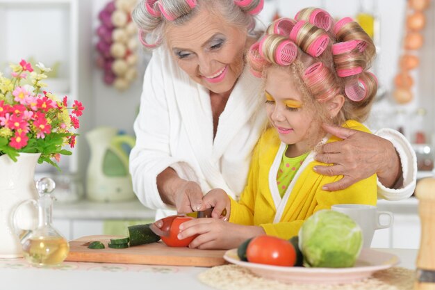 Ritratto di donna senior e nipote in cucina