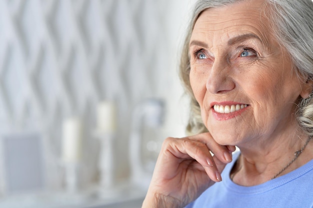 Ritratto di donna senior felice a casa