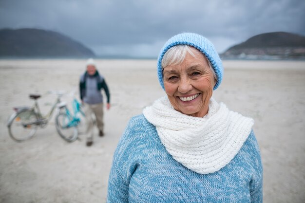 Ritratto di donna senior in piedi sulla spiaggia