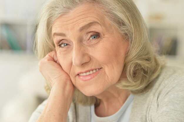 Ritratto di donna senior in posa a casa